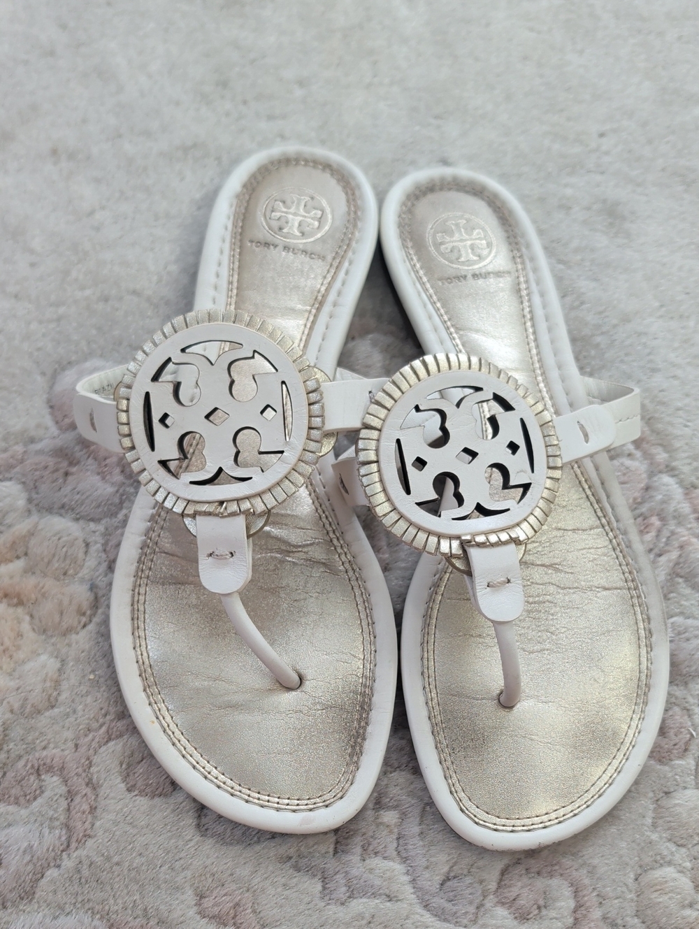 ✨ 🤍 Tory Burch 🤍✨ Bleach / Sparkle Gold Miller, Fringe Thong Sandal Sz 8.5